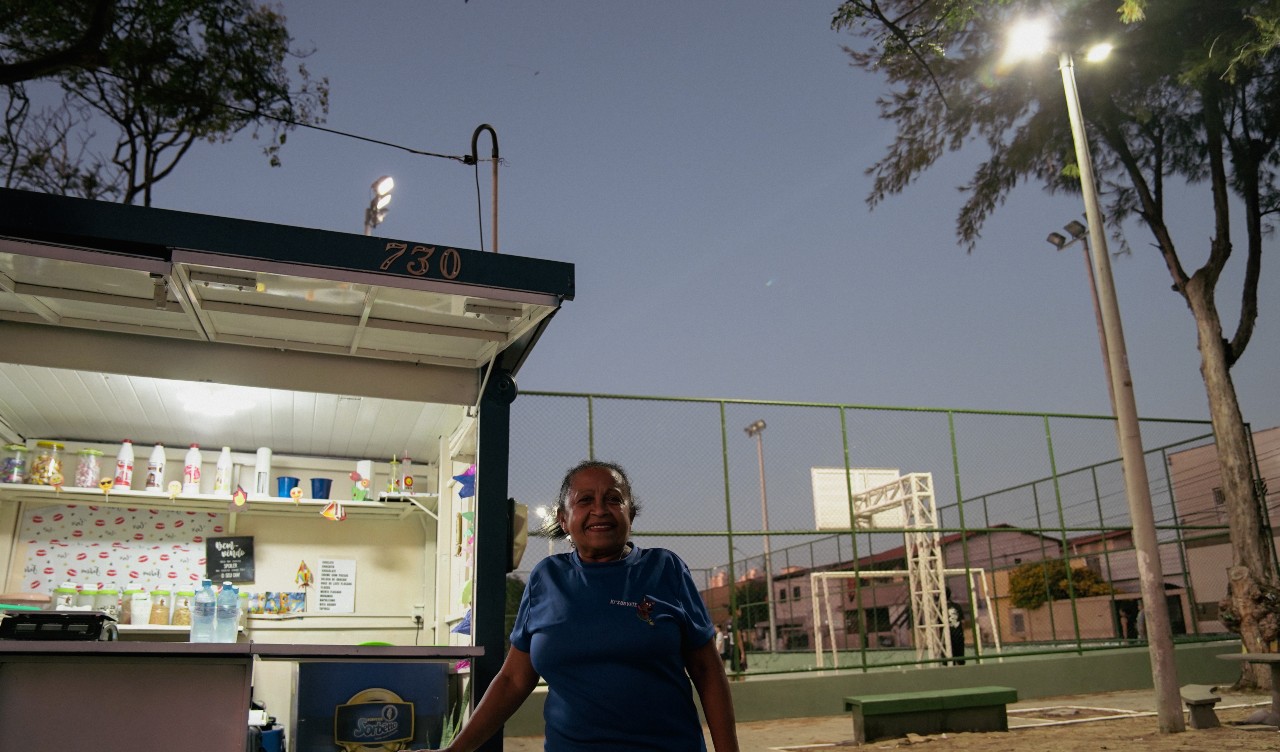 tamires posa para a foto ao lado de seu quiosque de sorvete